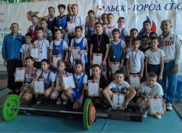 Победили штангу! Сальские тяжелоатлеты соревновались в спорткомплексе