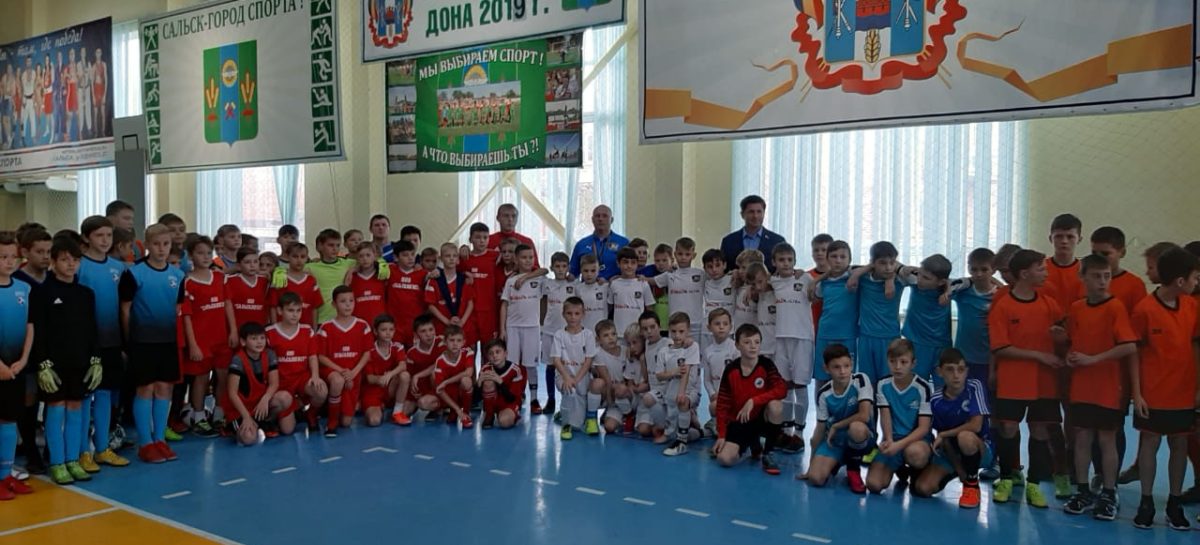 Здоровое поколение — спортивное: сальские школьники сыграли в мини-футбол с командами из соседних районов