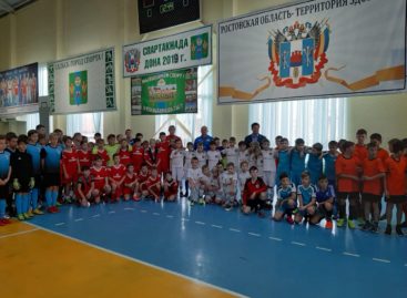 Здоровое поколение — спортивное: сальские школьники сыграли в мини-футбол с командами из соседних районов