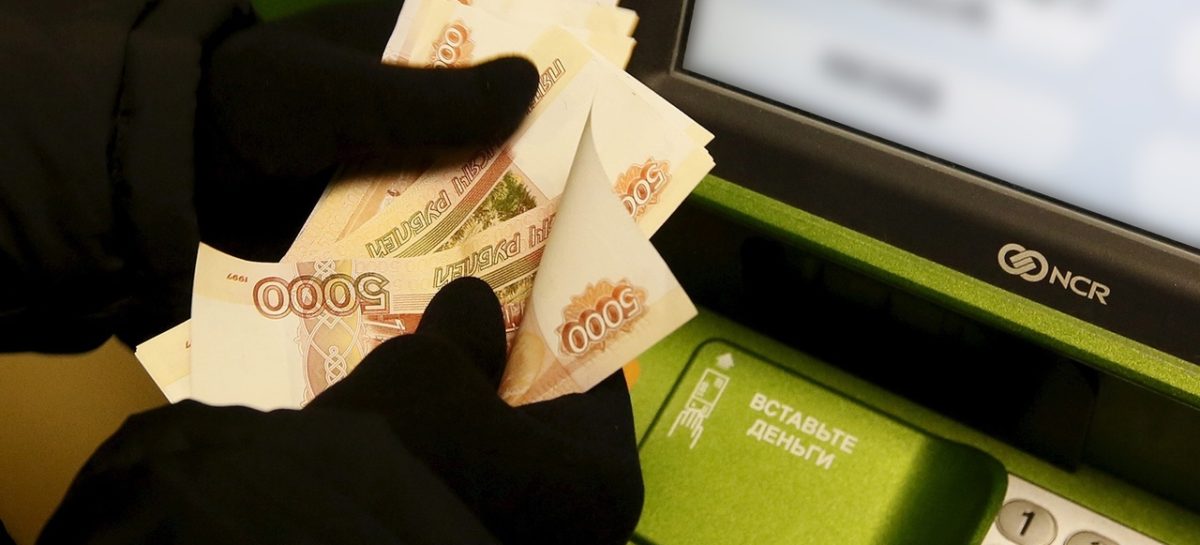 Мошенники ищут любой удобный момент, чтобы «помочь» облегчить ваши банковские карты