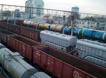 Сальчанка упала с переходного моста на железнодорожные пути