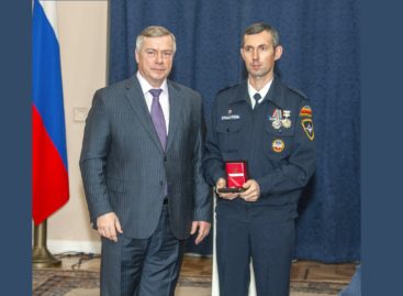 Василий Голубев вручил награду сальскому спасателю