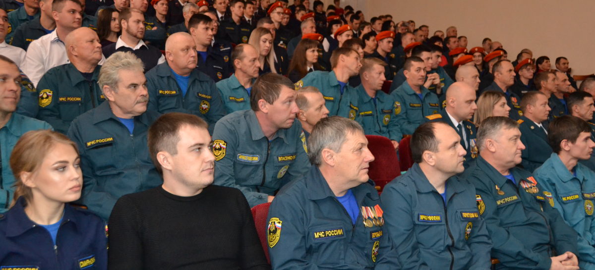 В Сальске чествовали сотрудников МЧС