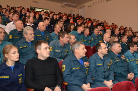В Сальске чествовали сотрудников МЧС