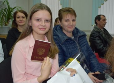 Юные сальчане в День Конституции получили свои первые паспорта