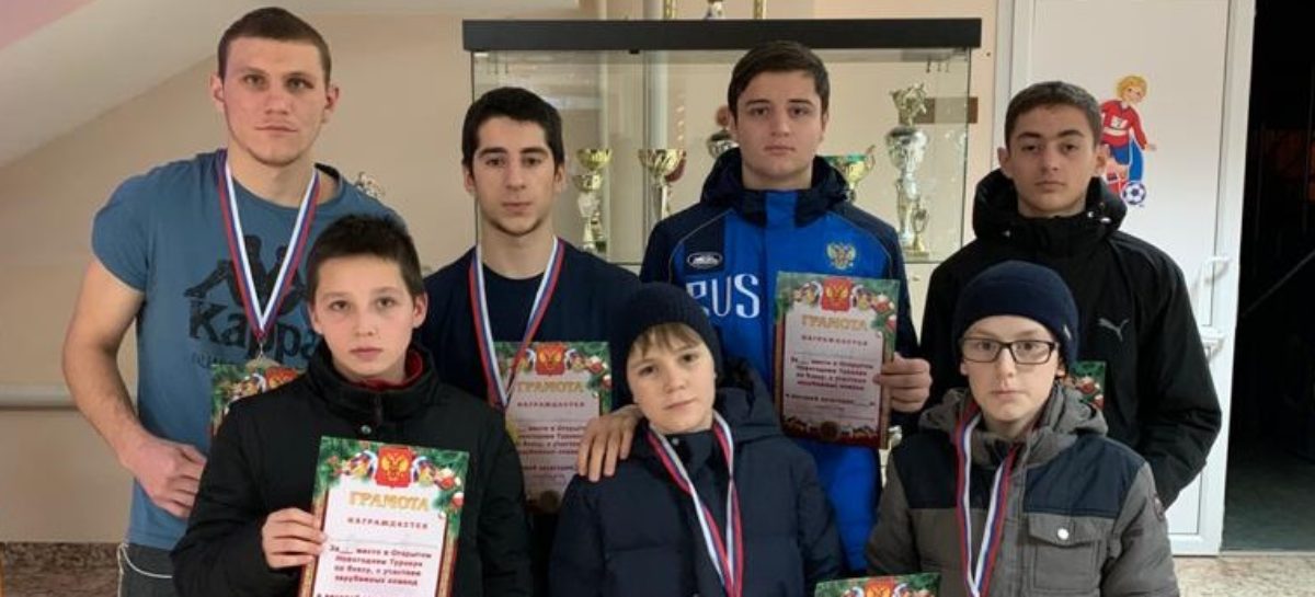 На предпраздничном ринге сразились сальские боксеры