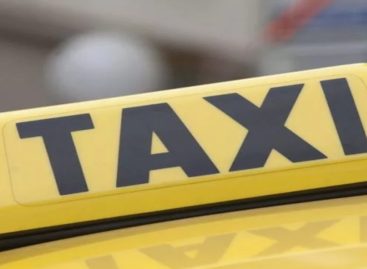 В такси, попавшем в аварию на путепроводе, двое пострадавших