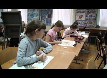 Первый снег, морозные узоры, карнавальные маски: ученики Сальской художки рисуют зиму