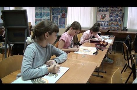 Первый снег, морозные узоры, карнавальные маски: ученики Сальской художки рисуют зиму
