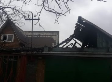 В Сальске, в домовладении по переулку Матяшевскому, возник пожар