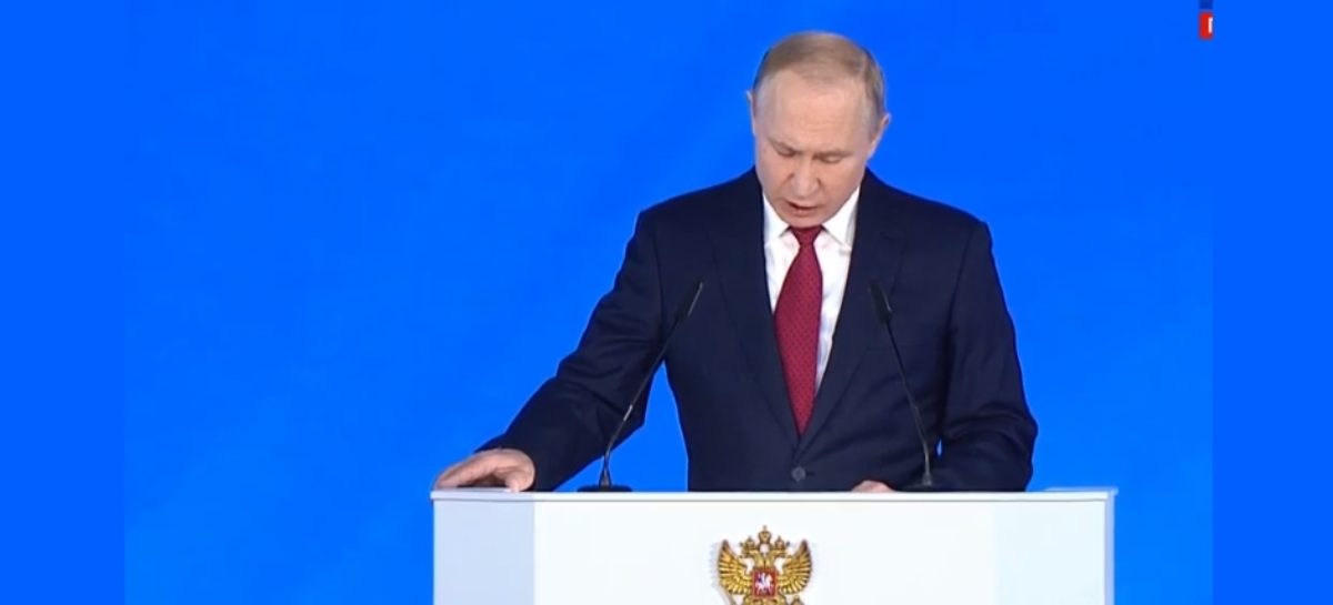 Путин предложил обеспечить учеников 1–4-х классов бесплатным питанием