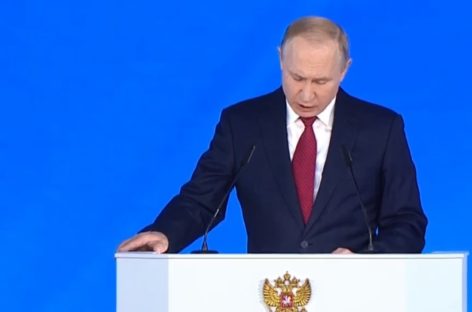 Путин предложил обеспечить учеников 1–4-х классов бесплатным питанием