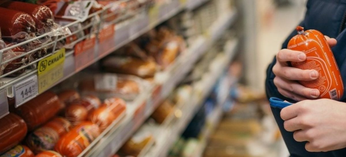 Сальчанка унесла с прилавка супермаркета продукты, но безнаказанной не осталась
