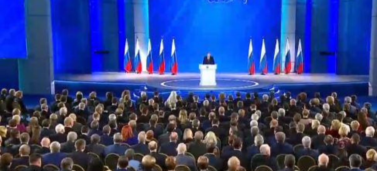 Путин в послании ФС предложил продлить период оказания поддержки малоимущим семьям с детьми