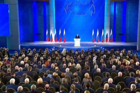 Путин в послании ФС предложил продлить период оказания поддержки малоимущим семьям с детьми