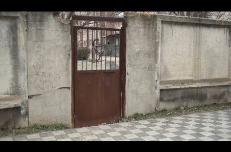 Когда же откроется ларчик? Калитка двора детской поликлиники еще заварена