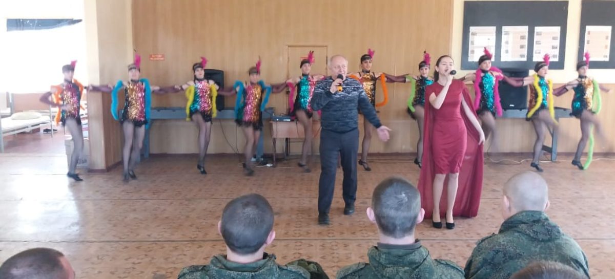 Юные сальчане поздравили с праздником солдат расквартированной в Сальске воинской части
