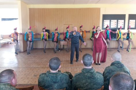 Юные сальчане поздравили с праздником солдат расквартированной в Сальске воинской части