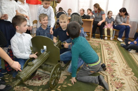 В начальной школе-детском саду «Жемчужинка» необычно отметили День защитника Отечества