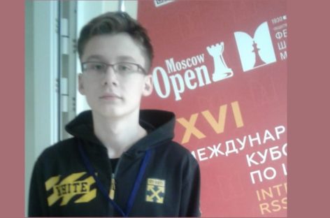 Сальские шахматисты провели сеанс одновременной игры с Максимом Чипигой
