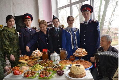 Студенты профессионального лицея и индустриального техникума устроили большой казачий праздник
