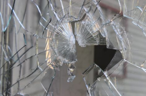 В Сальске пожилая женщина неудачно разбила стекло и получила травму