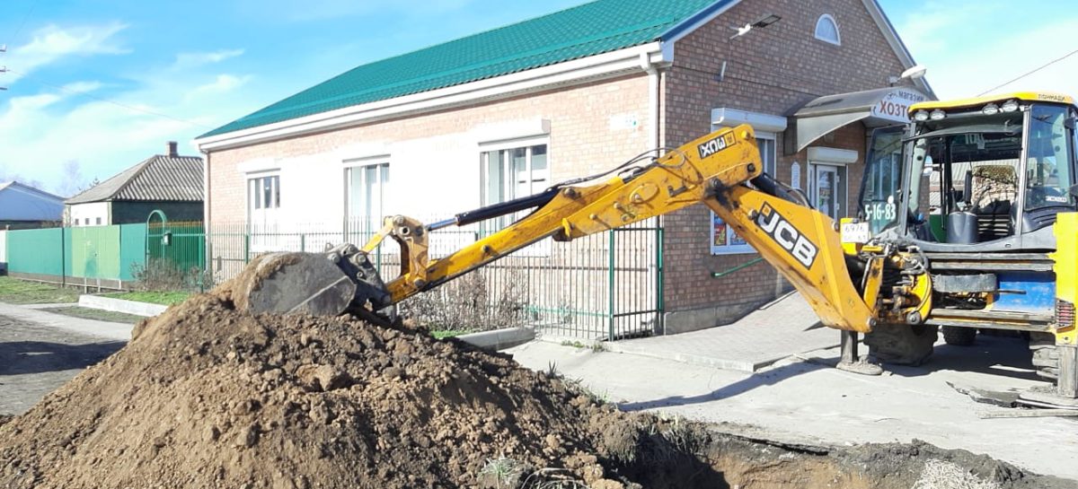 На пересечении улиц Суворова и Кутузова в Сальске заменили участок водопроводной трубы