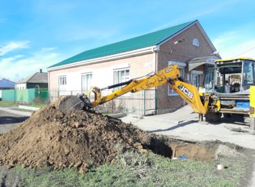 На пересечении улиц Суворова и Кутузова в Сальске заменили участок водопроводной трубы