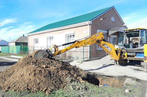 На пересечении улиц Суворова и Кутузова в Сальске заменили участок водопроводной трубы