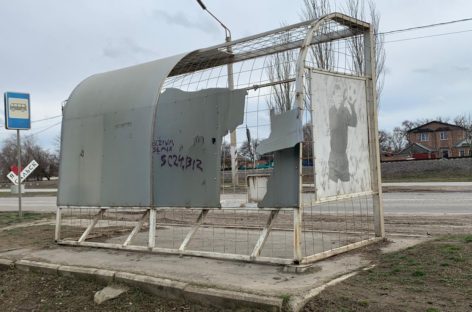 «Именные» автобусные остановки в Сальске приходят в непрезентабельный вид