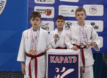 Медали из Евпатории привезли сальские каратисты