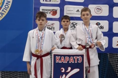 Медали из Евпатории привезли сальские каратисты