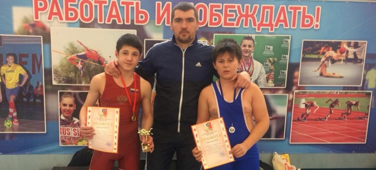 Гигантовские борцы добыли «золото» и «серебро» на турнире в Каменске-Шахтинском