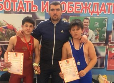 Гигантовские борцы добыли «золото» и «серебро» на турнире в Каменске-Шахтинском