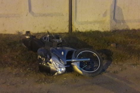 В Сальске 17-летний мотоциклист врезался в стену магазина
