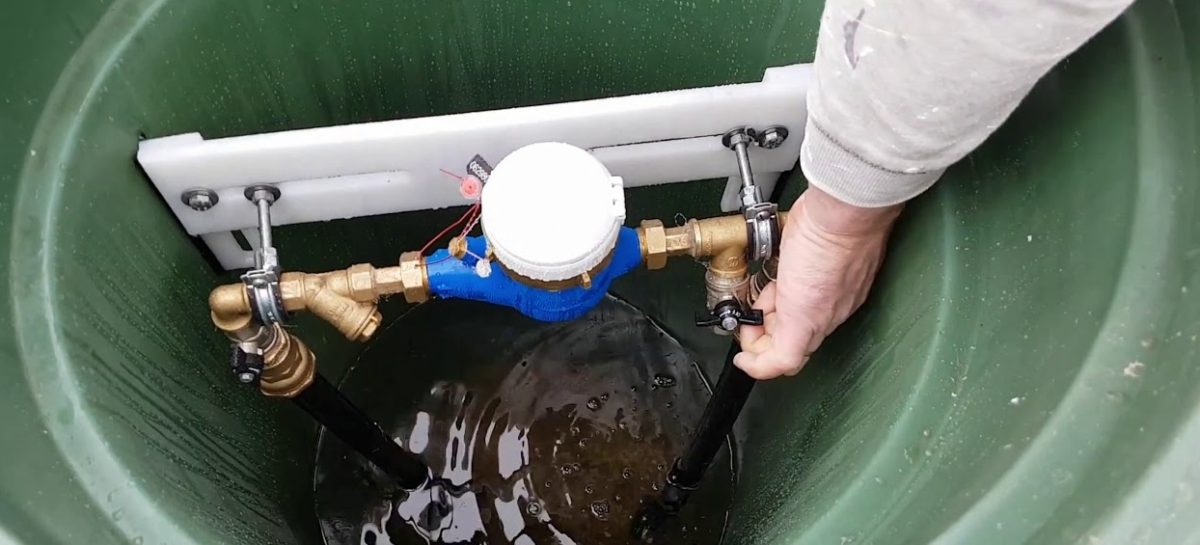 Коммунальщики просят перенести водяной люк на другую сторону улицы
