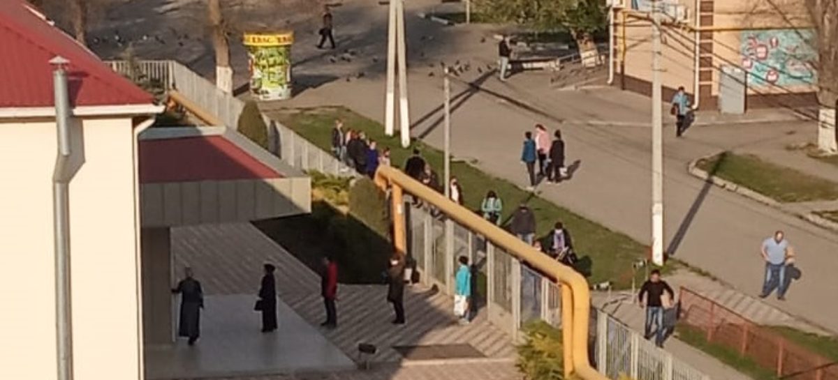 Сальские родители младшеклассников соблюдают дистанцию, получая в школах молоко