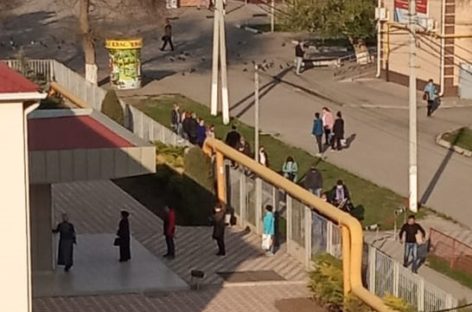 Сальские родители младшеклассников соблюдают дистанцию, получая в школах молоко
