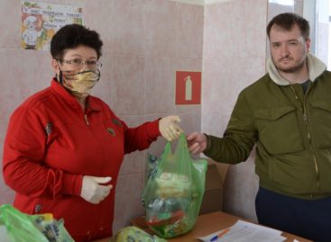 В школах Сальского района родители получили продуктовые наборы для детей