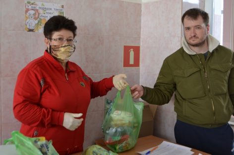 В школах Сальского района родители получили продуктовые наборы для детей