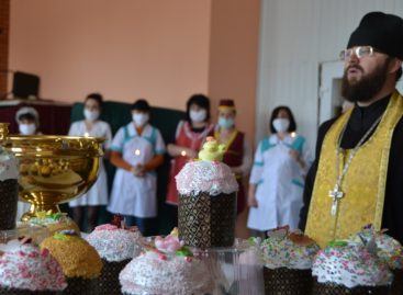 В Сальске пасхальную продукцию освящают прямо в цехах