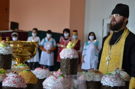 В Сальске пасхальную продукцию освящают прямо в цехах