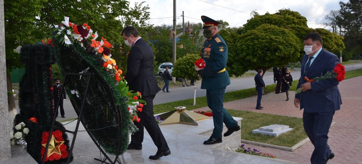 В День Победы к мемориалу «Поклон» возложили цветы
