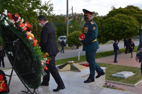 В День Победы к мемориалу «Поклон» возложили цветы