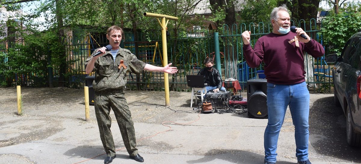В Сальске артисты исполнили песни Победы прямо во дворах многоэтажек