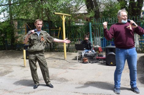В Сальске артисты исполнили песни Победы прямо во дворах многоэтажек