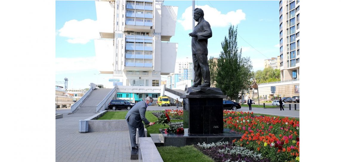 Глава Дона возложил цветы к памятнику Шолохову и принял участие в литературной акции