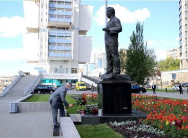 Глава Дона возложил цветы к памятнику Шолохову и принял участие в литературной акции