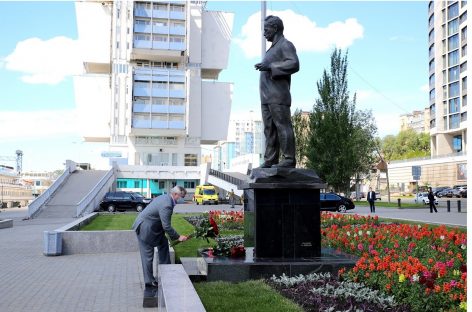 Глава Дона возложил цветы к памятнику Шолохову и принял участие в литературной акции