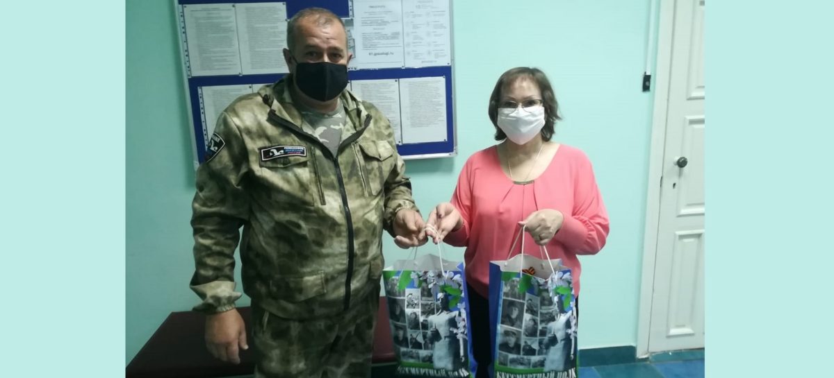Сальские поисковики передали соцслужбам ещё 120 масок и Георгиевских ленточек